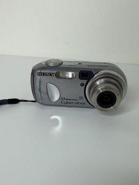 Sony Cyber-shot 5.1MP Digital Camera DSC-P93A Silver - TESTED & WORKING